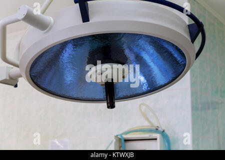 Chirurgische Lampen in Betrieb Zimmer nehmen durch selektive Farbkorrektur Technik und Kunst. Op-Lampe in Betrieb Zimmer beleuchtete Stockfoto