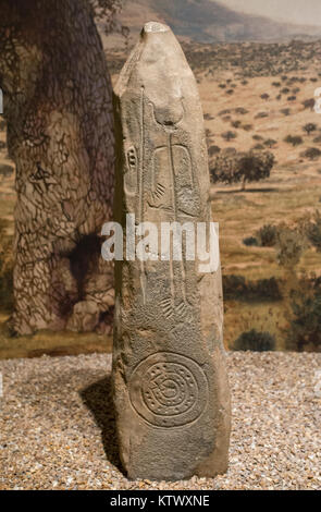 Madrid, Spanien - 11 November, 2017: Krieger Stele von Magacela. Zeichnung auf dem Felsen, die zu späten Bronzezeit. Nationale Archäologische Museum, Madrid Stockfoto