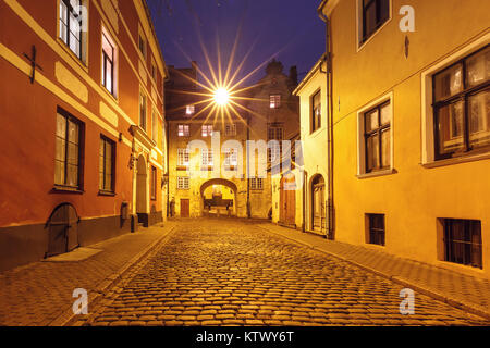 Nachtstraße in der alten Stadt von Riga, Lettland Stockfoto