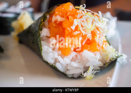 Konisch geformte salmon Temaki Sushi über weiße Platte. Makroaufnahme Stockfoto