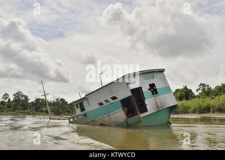 Sinkenden Indonesischen traditionelle Handelsschiff auf dem Fluss. Neuguinea Insel. Stockfoto