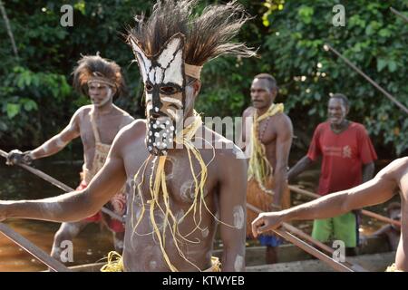 Head Hunter eines Stammes von Asmat in der Maske. Traditionelle facepainting und Kopfschmuck. Stockfoto