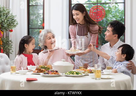 Happy Family in Chinesischen neue Jahr Abendessen Stockfoto