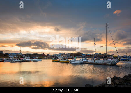 Stykkisholmur Hafen bei Sonnenuntergang. Stykkisholmur ist eine Stadt im westlichen Teil von Island gelegen, im nördlichen Teil der Halbinsel Saefellsnes Stockfoto