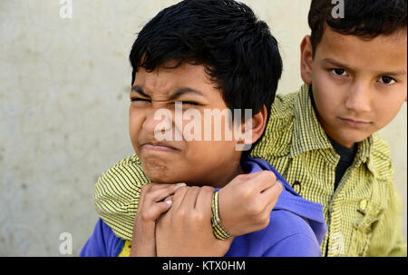 Zwei verärgerte Brüder kämpfen gegenseitig Stockfoto