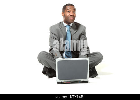 Portrait von schwarzer Geschäftsmann mit Laptop auf weißem Hintergrund Stockfoto