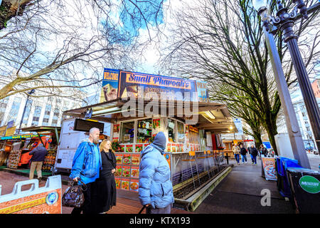 Portland, USA - Dec 21, 2017: Food Trucks und Karren in der Innenstadt von PDX bieten Mittagessen und andere meails für günstige Preise in der Nähe der wichtigsten Office b Stockfoto