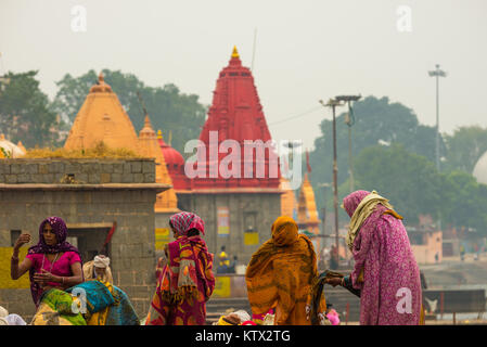 Ujjain, Indien - 7. Dezember 2017: Leute, religiöse Zeremonie am heiligen Fluss in Ujjain, Indien, heilige Stadt für die hinduistische Religion. Stockfoto