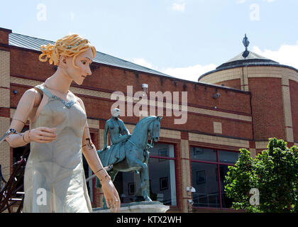 Coventry, Warwickshire, Großbritannien - 9 August, 2014: Lady Godiva Marionette homecoming Parade außerhalb Cathedral Lanes Shopping Centre in Coventry Stockfoto