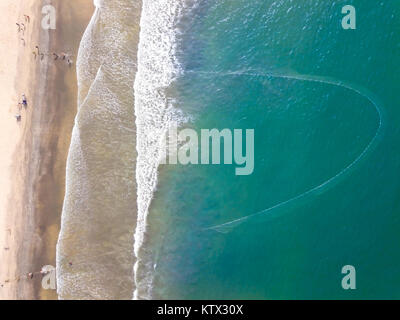 Ein Luftbild mit Blick auf zwei Gruppen von Menschen in Gambia ziehen in ein sehr großes Fischernetz hoffnungsvoll einige Fische gefangen haben. Stockfoto