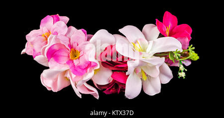 Künstliche Blumen auf schwarzem Hintergrund isoliert. Beschneidungspfad enthalten. Stockfoto