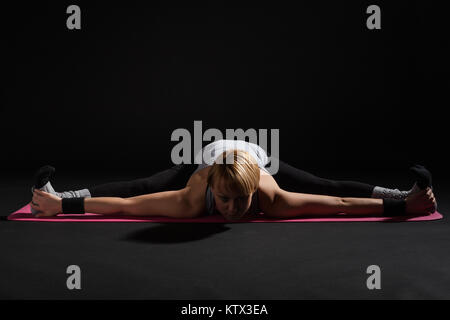 Junge Frau Üben Yoga, Upavistha Konasana/sitzt Winkel stellen Stockfoto