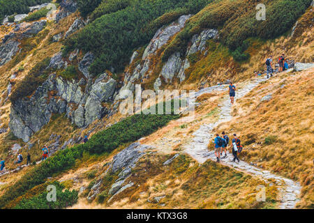 Hohe Tatra, Polen - 10. September 2017: Gruppe von Menschen wandern im fünf-Seen-Tal im hohen Tatra, Polen Stockfoto