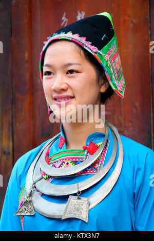 Dong Minderheit Frau ihre Tracht tragen, Zhaoxing Dorf, Liping County, Provinz Guizhou, China Stockfoto