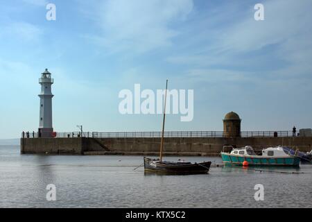 Newhaven, Western Harbour, Leith, Edinburgh, Vereinigtes Königreich alltägliche Szene Boote im Hafen Stockfoto