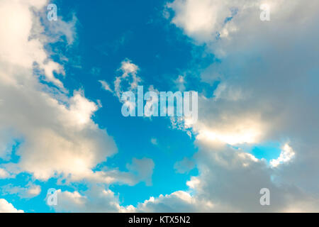 Abstraktes Bild mit Wolken über einem blauen Himmel an einem sonnigen Tag im Sommer. Tapeten, Hintergrund Konzept für die allgemeine Verwendung. Stockfoto