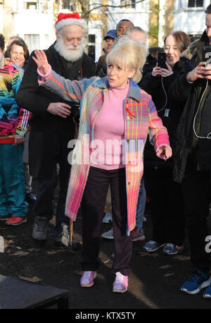 Rund 1500 Läufer und Wanderer nahmen an Red Run UK, Welt-AIDS-Tag Geld für HIV Nächstenliebe. Das Rennen wurde von Barbra Windsor im Victoria Park bietet: Barbra Windsor, Barbara Windsor, Wo: London, Vereinigtes Königreich, wenn: 26 Nov 2017 Credit: WENN.com gestartet Stockfoto