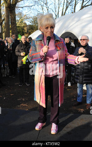 Rund 1500 Läufer und Wanderer nahmen an Red Run UK, Welt-AIDS-Tag Geld für HIV Nächstenliebe. Das Rennen wurde von Barbra Windsor im Victoria Park bietet: Barbra Windsor, Barbara Windsor, Wo: London, Vereinigtes Königreich, wenn: 26 Nov 2017 Credit: WENN.com gestartet Stockfoto