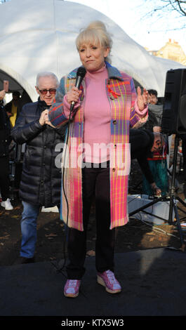 Rund 1500 Läufer und Wanderer nahmen an Red Run UK, Welt-AIDS-Tag Geld für HIV Nächstenliebe. Das Rennen wurde von Barbra Windsor im Victoria Park bietet: Barbra Windsor, Barbara Windsor, Wo: London, Vereinigtes Königreich, wenn: 26 Nov 2017 Credit: WENN.com gestartet Stockfoto