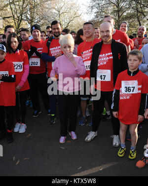 Rund 1500 Läufer und Wanderer nahmen an Red Run UK, Welt-AIDS-Tag Geld für HIV Nächstenliebe. Das Rennen wurde von Barbra Windsor im Victoria Park bietet: Barbra Windsor, Philip Christopher Baldwin, Barbara Windsor, Wo: London, Vereinigtes Königreich, wenn: 26 Nov 2017 Credit: WENN.com gestartet Stockfoto