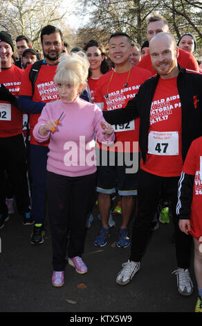 Rund 1500 Läufer und Wanderer nahmen an Red Run UK, Welt-AIDS-Tag Geld für HIV Nächstenliebe. Das Rennen wurde von Barbra Windsor im Victoria Park bietet: Barbra Windsor, Philip Christopher Baldwin, Barbara Windsor, Wo: London, Vereinigtes Königreich, wenn: 26 Nov 2017 Credit: WENN.com gestartet Stockfoto