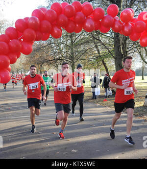 Rund 1500 Läufer und Wanderer nahmen an Red Run UK, Welt-AIDS-Tag Geld für HIV Nächstenliebe. Das Rennen wurde von Barbra Windsor im Victoria Park mit gestartet: Atmosphäre, Wo: London, Vereinigtes Königreich, wenn: 26 Nov 2017 Credit: WENN.com Stockfoto