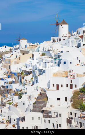 Santorin - Blick auf Teil von Oia mit den Windmühlen. Stockfoto