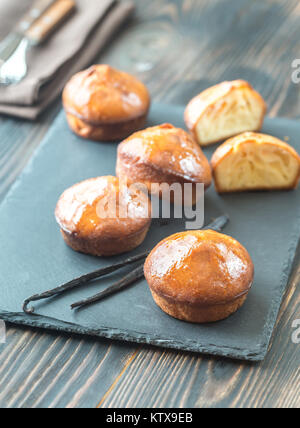 Rum baba auf der Platine Stockfoto