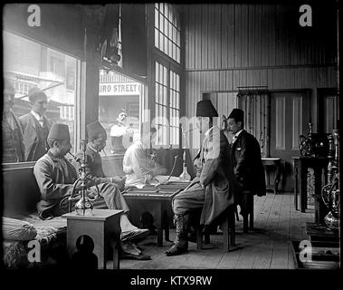 Rauchen Wasserpfeifen im California Midwinter International Exposition. Diese weltweit Messe war in San Francisco, Kalifornien vom 27. Januar bis 5. Juli 1894 statt. Bild vom Original kamera Glas negativ. Stockfoto