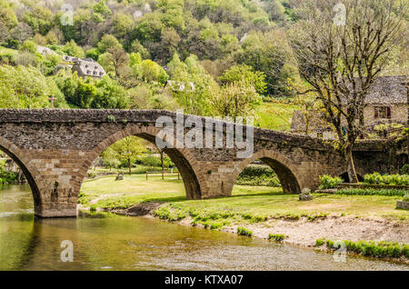 In der französischen Region Midi Pyrenees finden wir das Dorf Belcastel im Bild sehen wir das Bild der Brücke über den Fluss Aveyron, passe Stockfoto