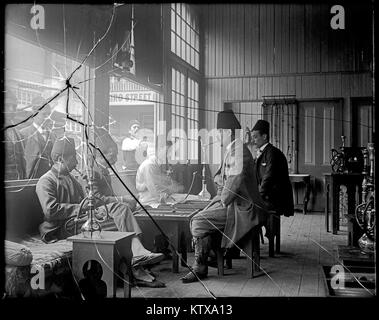 Shattered Glas negative Männer rauchen Wasserpfeifen im California Midwinter International Exposition. Diese weltweit Messe war in San Francisco, Kalifornien vom 27. Januar bis 5. Juli 1894 statt. Bild vom Original kamera Glas negativ. Stockfoto