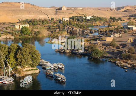 Blick auf den Nil und das Mausoleum von Aga Khan auf der West Bank, Aswan, Ägypten, Ägypten, Nordafrika, Afrika Stockfoto