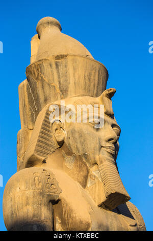 Kolosse von Ramses II. in den ersten Hof, Luxor Tempel, Weltkulturerbe der UNESCO, Luxor, Ägypten, Nordafrika, Afrika Stockfoto