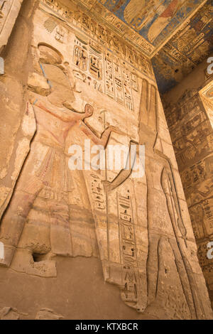 Spalten in der Vorhalle des zweiten Hofes, Tempel von Ramses III. in Medinet Habu, West Bank, UNESCO-Weltkulturerbe, Luxor, Ägypten, Nordafrika, Stockfoto