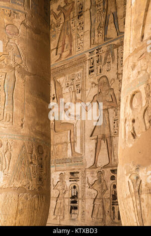 Spalten in der Vorhalle des zweiten Hofes, Tempel von Ramses III. in Medinet Habu, West Bank, UNESCO-Weltkulturerbe, Luxor, Ägypten, Nordafrika, Stockfoto