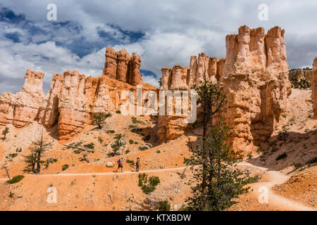 Wanderer unter hoodoo Formationen auf der Fairyland Trail im Bryce Canyon National Park, Utah, Vereinigte Staaten von Amerika, Nordamerika Stockfoto