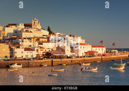 Fischerdorf Ferragudo bei Sonnenuntergang, in der Nähe von Portimao, Algarve, Portugal, Europa Stockfoto