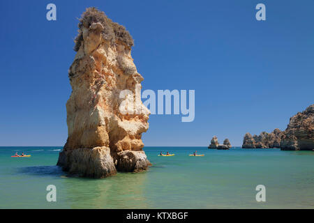 Praia da Dona Ana Strand, Gruppe von Kajaks auf eine Reise nach Ponta da Piedade Cape, Lagos, Algarve, Portugal, Europa Stockfoto