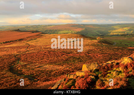 Hathersage Moor von Higger Tor, Sonnenaufgang im Herbst, Nationalpark Peak District, Derbyshire, England, Vereinigtes Königreich, Europa Stockfoto