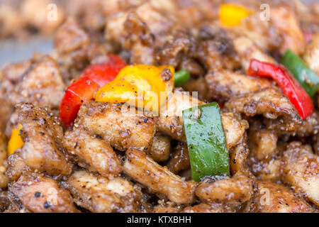 Lecker gebratenes Huhn mit drei Farben Rot, Grün und Gelb, Paprika, Thai Food Stockfoto