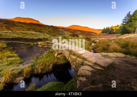 Carl Wark und Higger Tor, Herbst Sonnenaufgang, von Burbage Bach, Hathersage Moor, Nationalpark Peak District, Derbyshire, England, Vereinigtes Königreich, Europ. Stockfoto