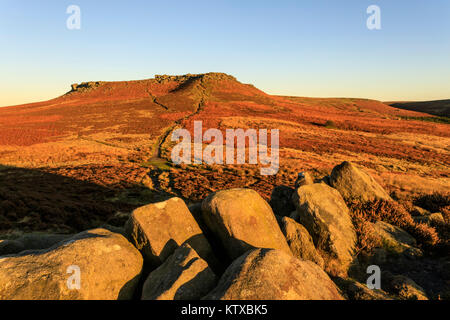 Higger Tor, Herbst Sonnenaufgang, Hathersage Moor, von Carl Wark Hill Fort, Nationalpark Peak District, Derbyshire, England, Vereinigtes Königreich, Europa Stockfoto