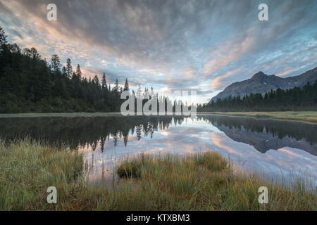 Die Wolken im See Entova in der Morgendämmerung, Entova Alp, malenco Tal, Provinz Sondrio, Valtellina, Lombardei, Italien, Europa Stockfoto