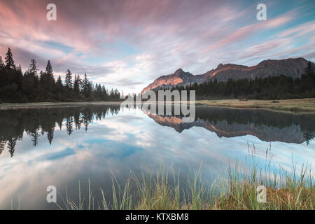 Die Wolken im See Entova in der Morgendämmerung, Entova Alp, malenco Tal, Provinz Sondrio, Valtellina, Lombardei, Italien, Europa Stockfoto