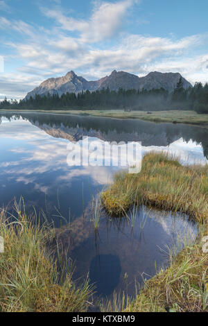 See Entova in der Morgendämmerung, Entova Alp, malenco Tal, Provinz Sondrio, Valtellina, Lombardei, Italien, Europa Stockfoto