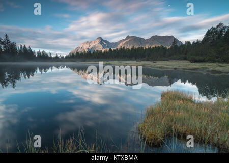 See Entova in der Morgendämmerung, Entova Alp, malenco Tal, Provinz Sondrio, Valtellina, Lombardei, Italien, Europa Stockfoto