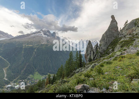 Aiguille du Dru und Aiguille Verte von Aiguillette d'Argentiere auf dem Weg zum Lacs de Cheserys, Haute Savoie, Französische Alpen, Frankreich, Europa Stockfoto