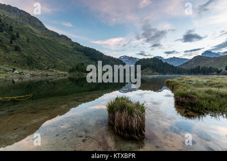 Sonnenaufgang am See Cavloc, Maloja, Bergell, Engadin, Kanton Graubünden, Schweiz, Europa Stockfoto