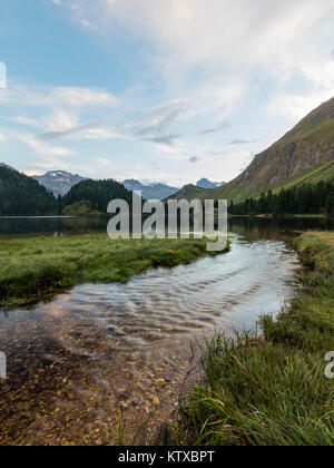 Sonnenaufgang am See Cavloc, Maloja, Bergell, Engadin, Kanton Graubünden, Schweiz, Europa Stockfoto