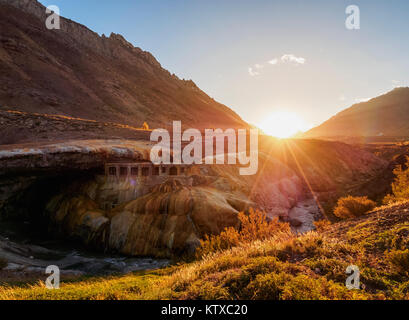 Die Inka Brücke (Puente del Inca) bei Sonnenuntergang, zentralen Anden, in der Provinz Mendoza, Argentinien, Südamerika Stockfoto